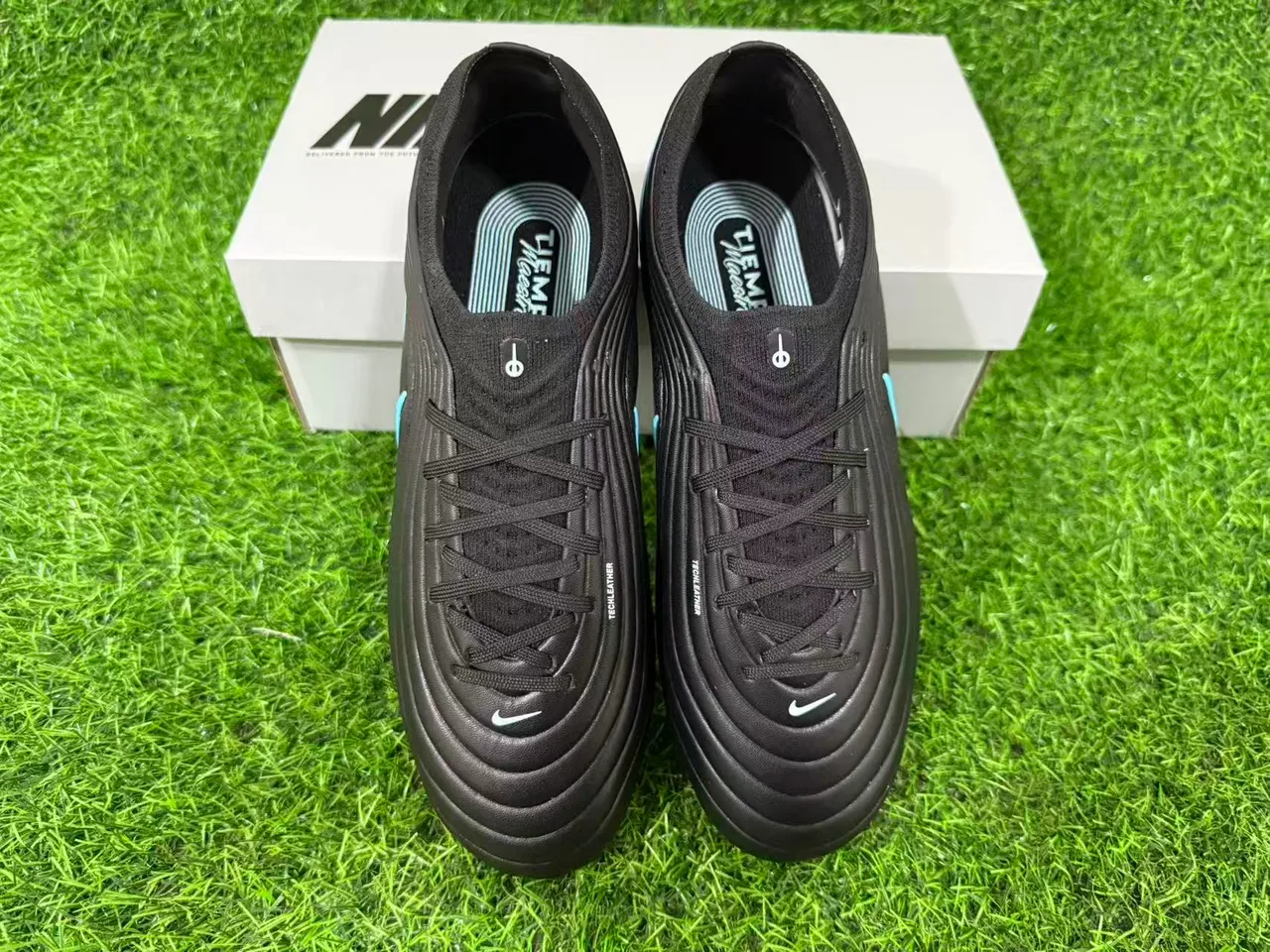Nike Zapatos de fútbol negros y azules con empeine sintético ribeteado, cuello bajo y para terreno firme 14