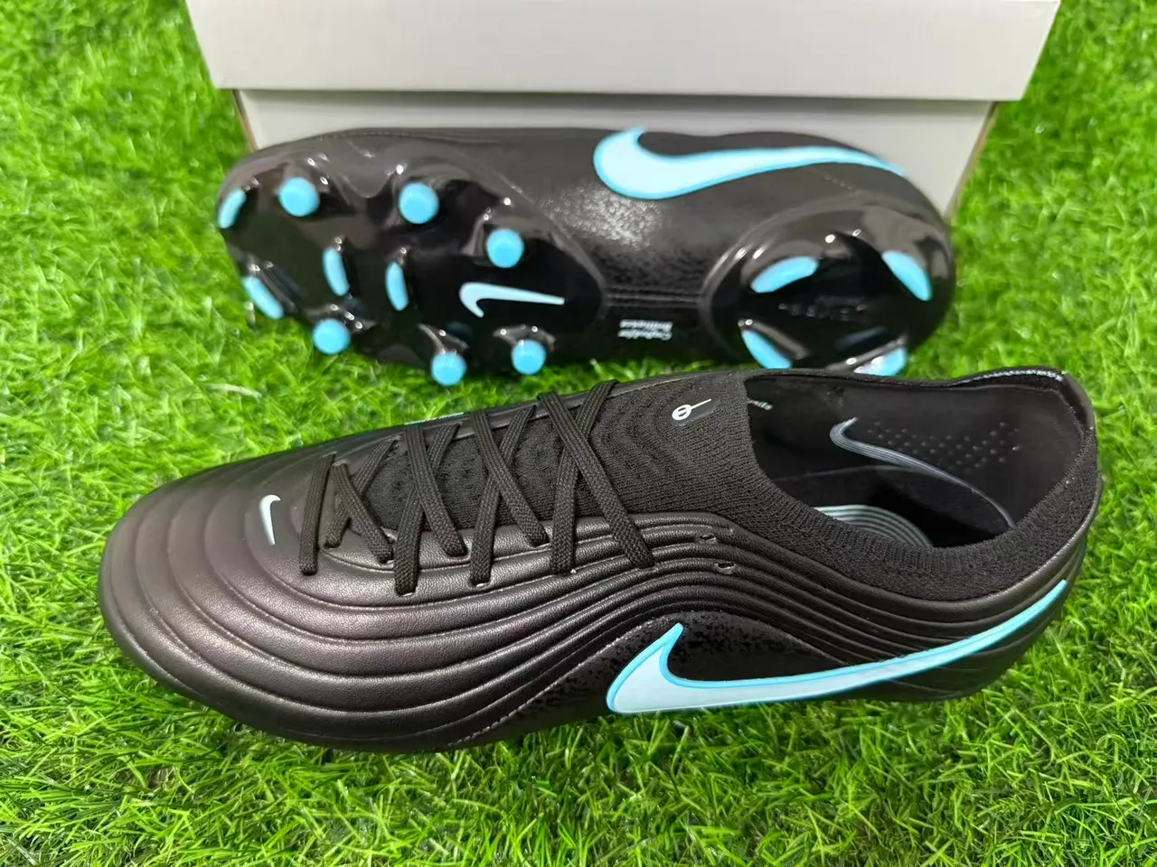 Nike Zapatos de fútbol negros y azules con empeine sintético ribeteado, cuello bajo y para terreno firme 15