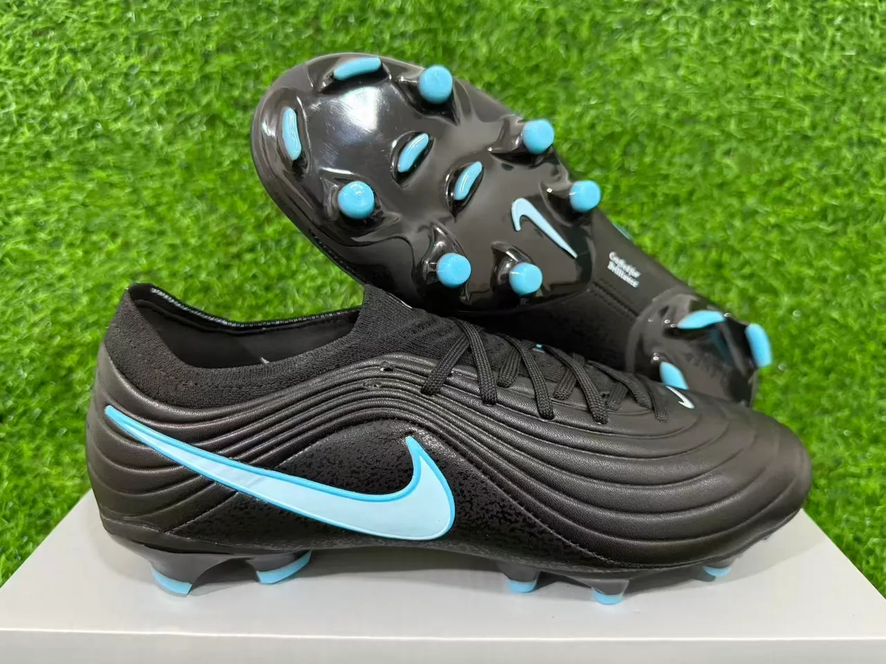 Nike Zapatos de fútbol negros y azules con empeine sintético ribeteado, cuello bajo y para terreno firme 17