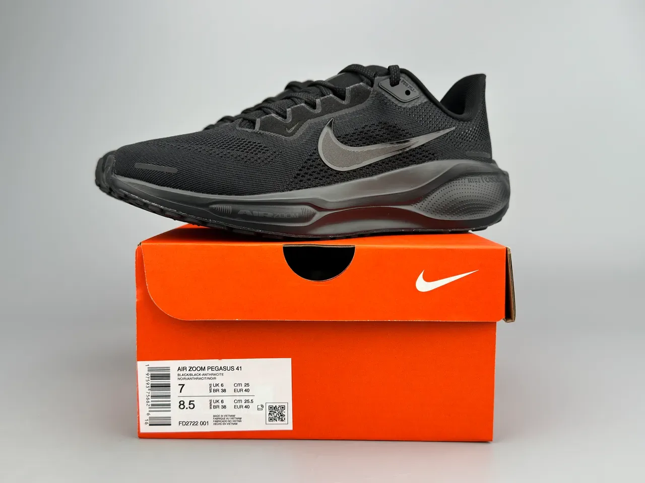Nike Black Engineered Mesh Upper Monochrome Running Shoes 2