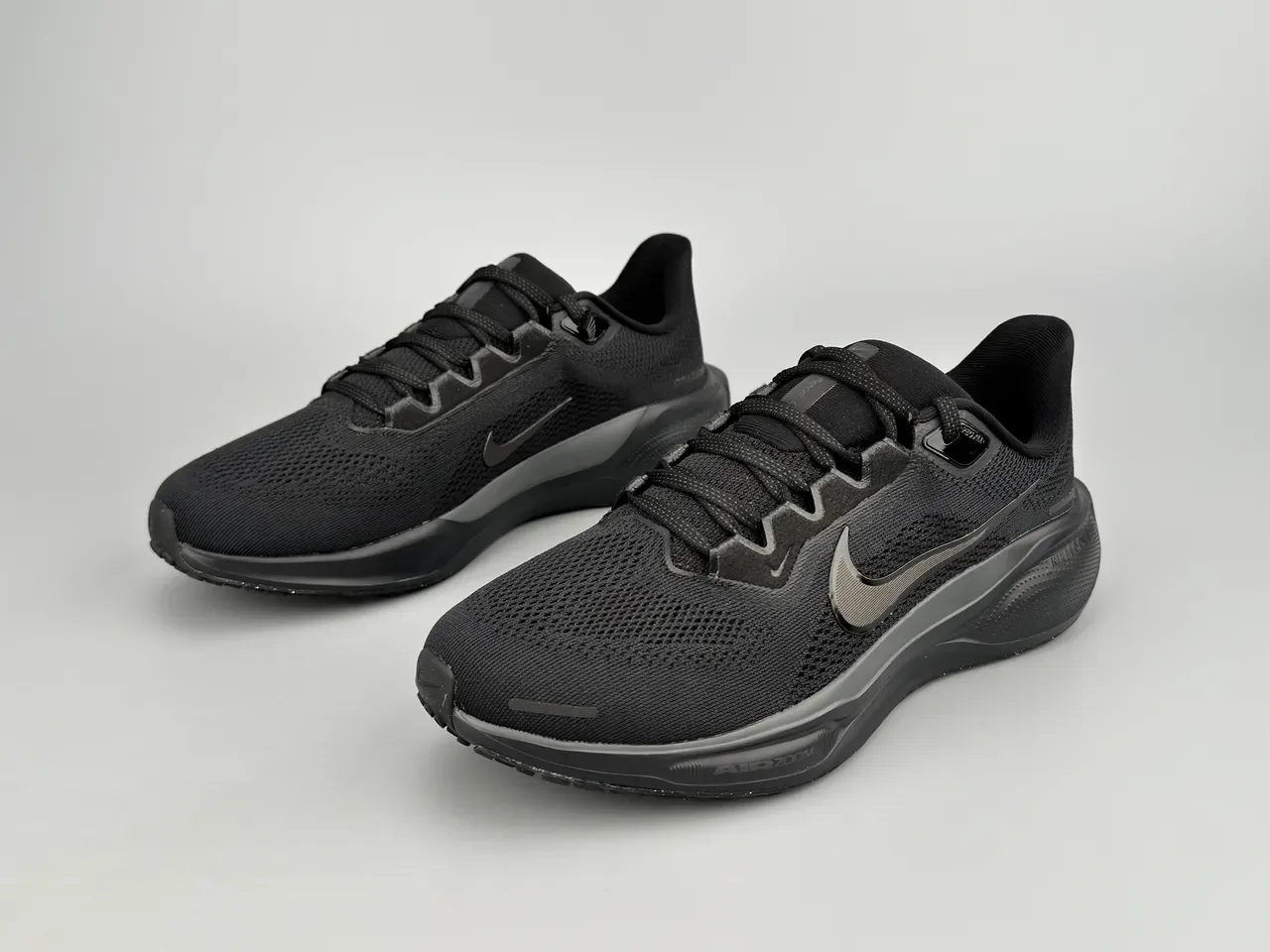 Nike Black Engineered Mesh Upper Monochrome Running Shoes 7