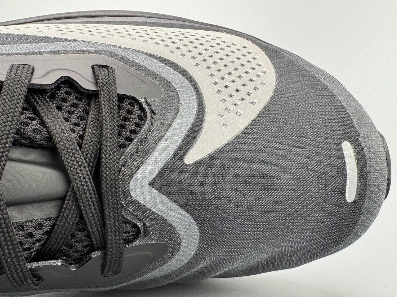 Nike Zapatillas de correr con silueta de carreras en negro y gris con malla perforada en el empeine 2