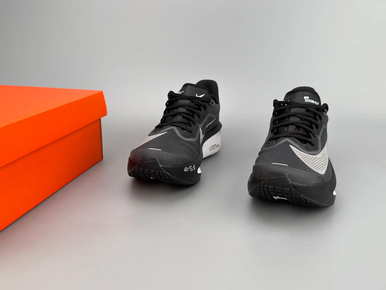 Nike Zapatillas de correr con silueta de carreras en negro y gris con malla perforada en el empeine 3