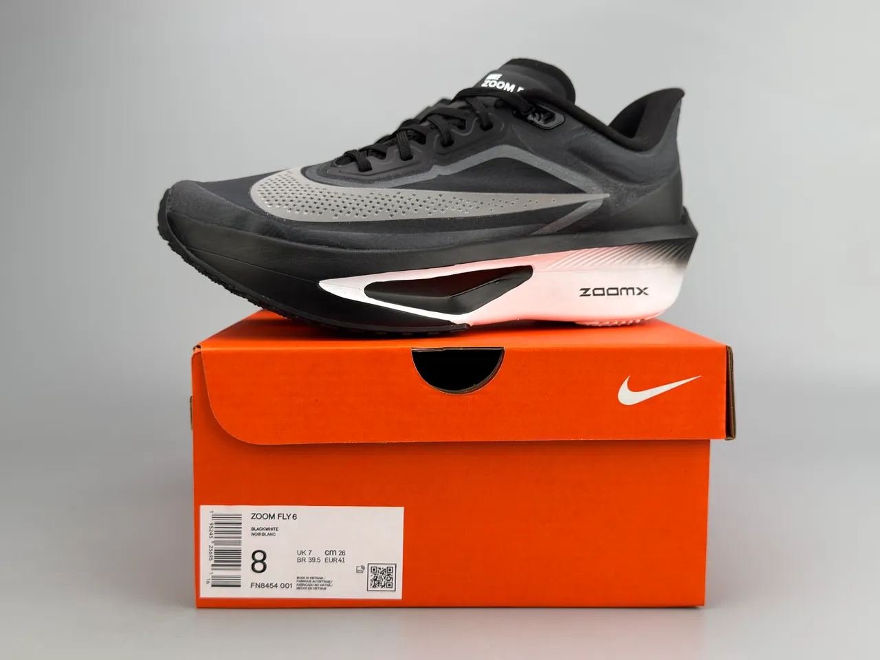 Nike Zapatillas de correr con silueta de carreras en negro y gris con malla perforada en el empeine 4
