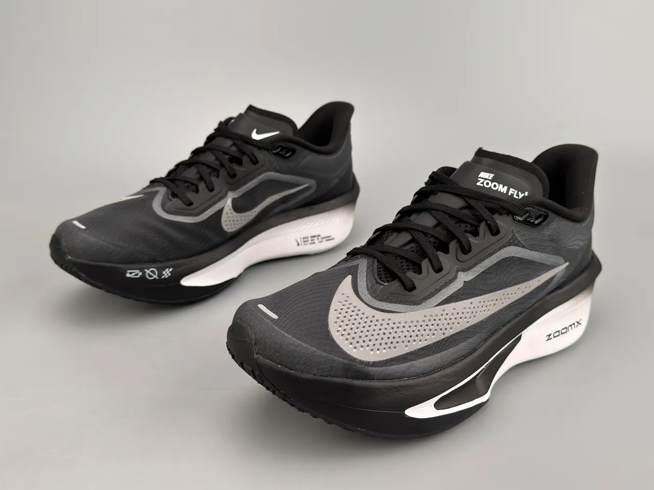 Nike Zapatillas de correr con silueta de carreras en negro y gris con malla perforada en el empeine 5