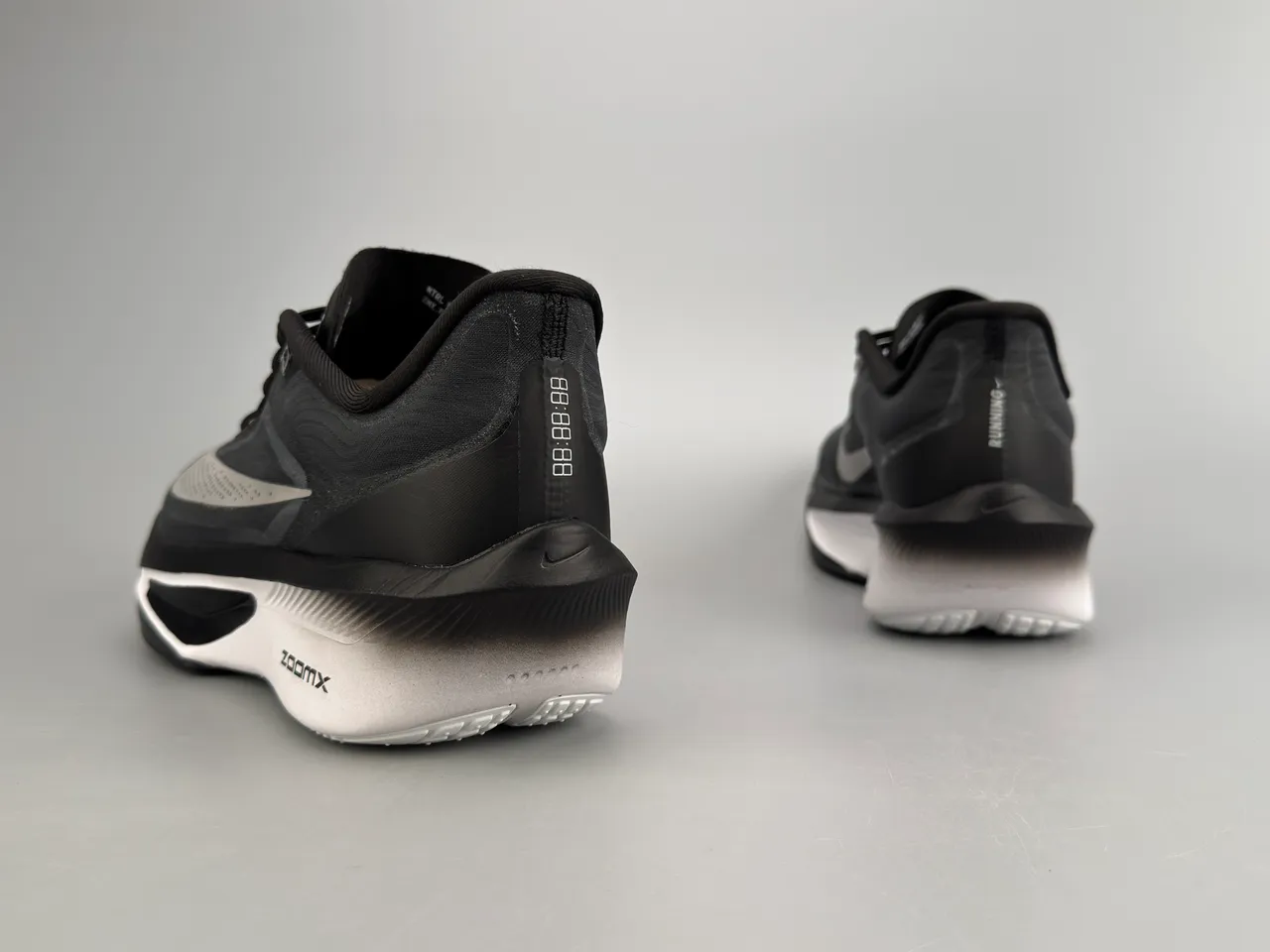 Nike Zapatillas de correr con silueta de carreras en negro y gris con malla perforada en el empeine 6