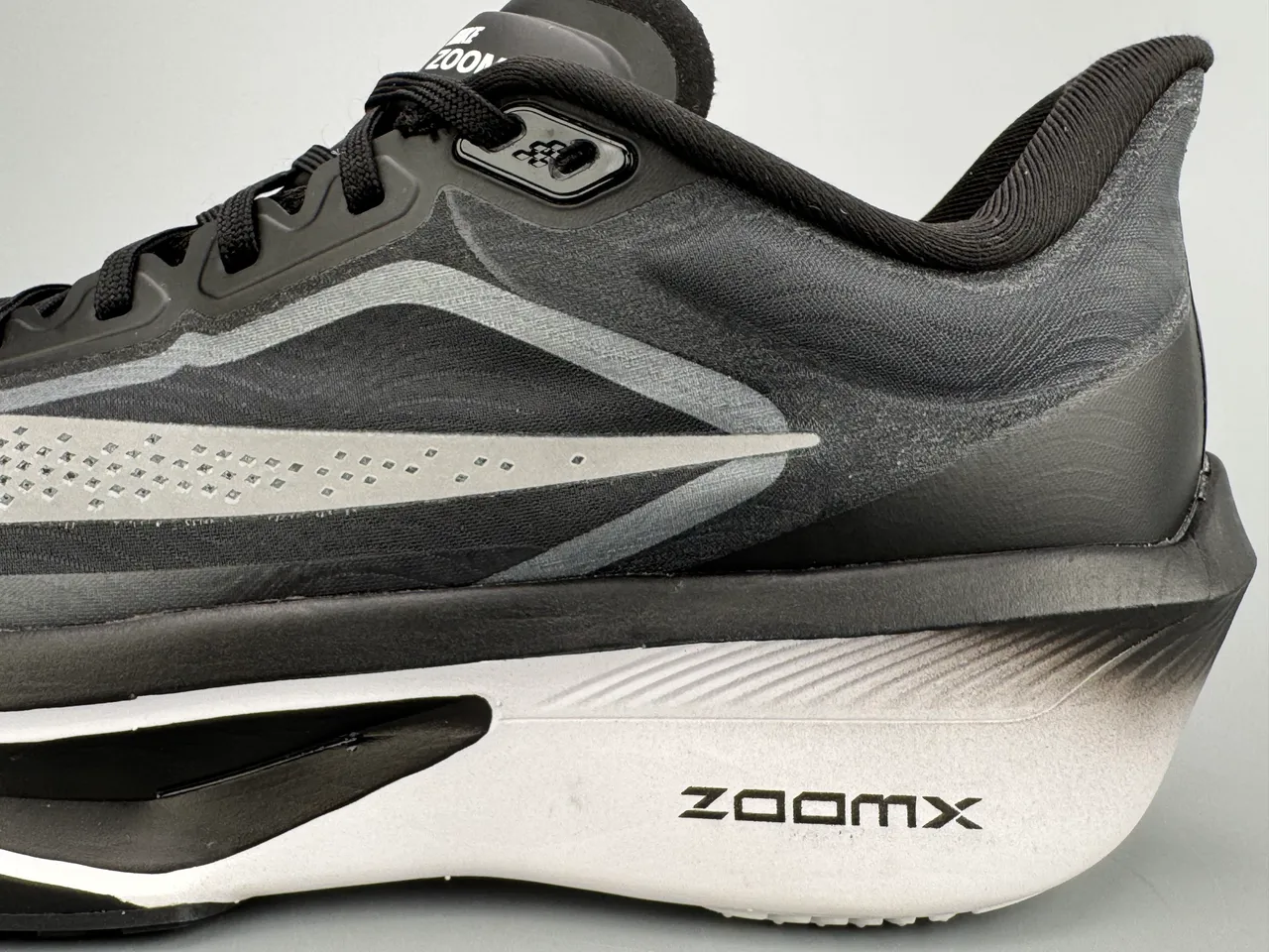 Nike Zapatillas de correr con silueta de carreras en negro y gris con malla perforada en el empeine 7