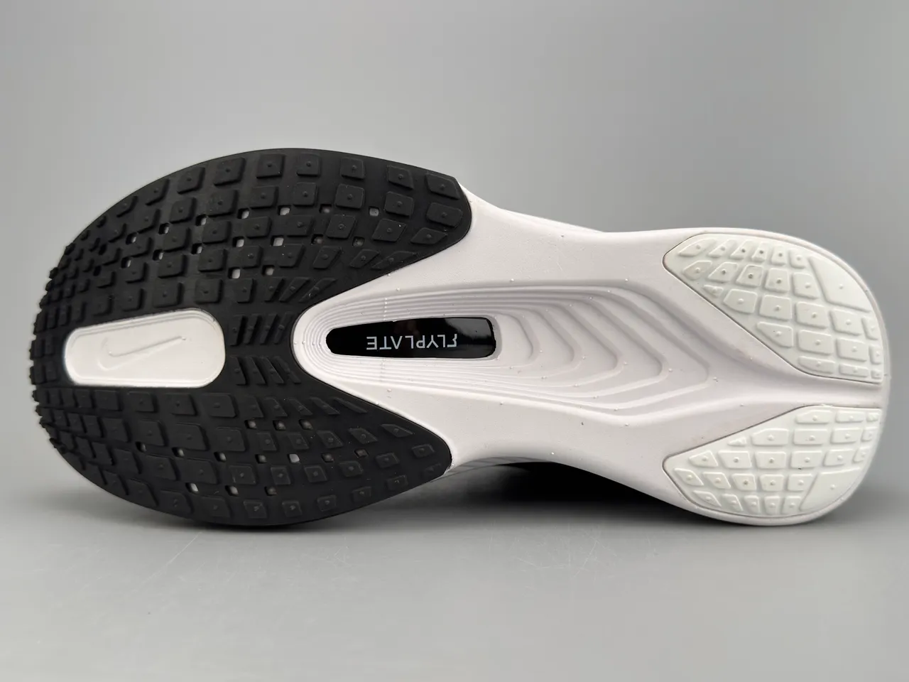 Nike Zapatillas de correr con silueta de carreras en negro y gris con malla perforada en el empeine 8