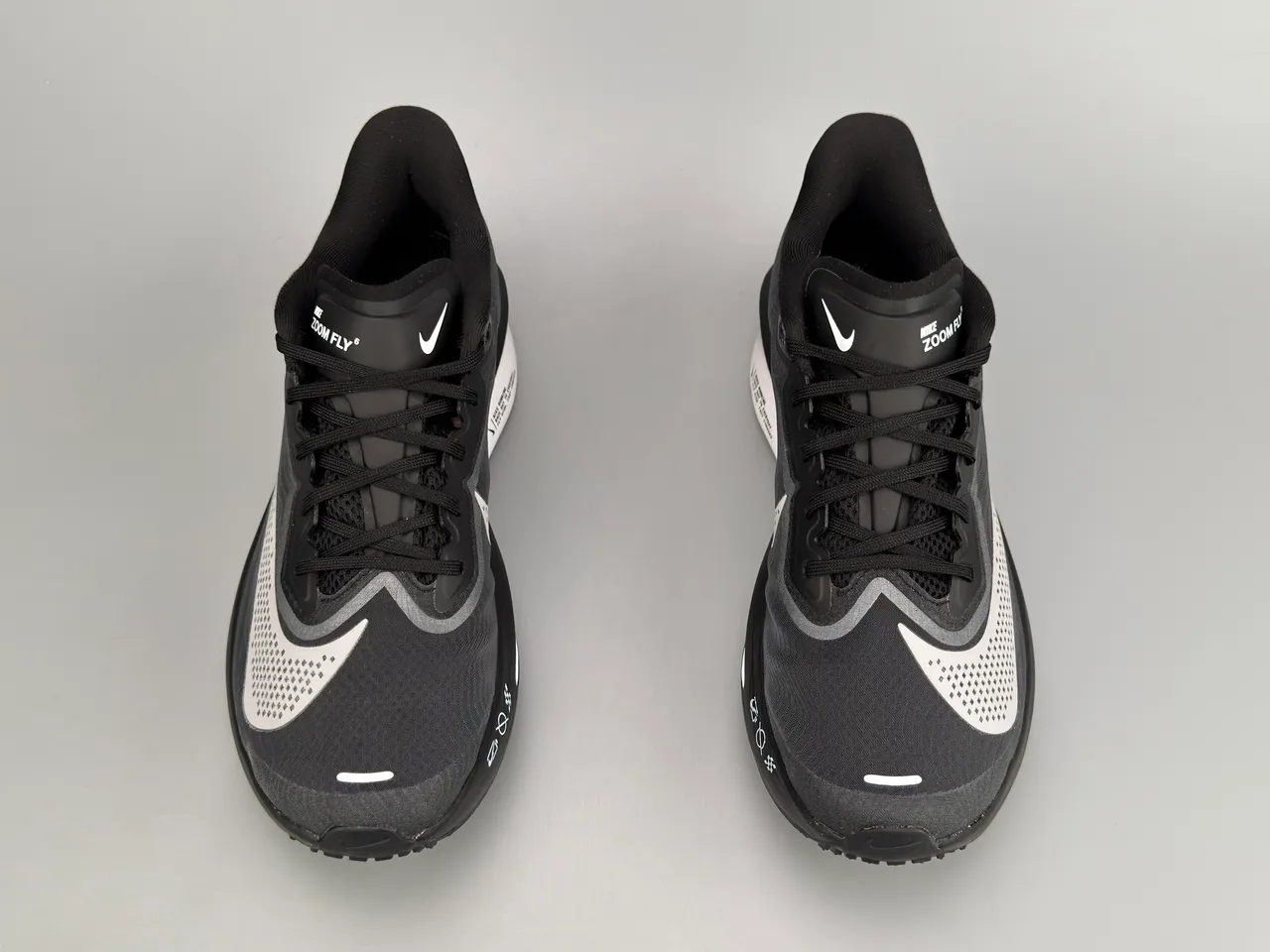 Nike Zapatillas de correr con silueta de carreras en negro y gris con malla perforada en el empeine 9