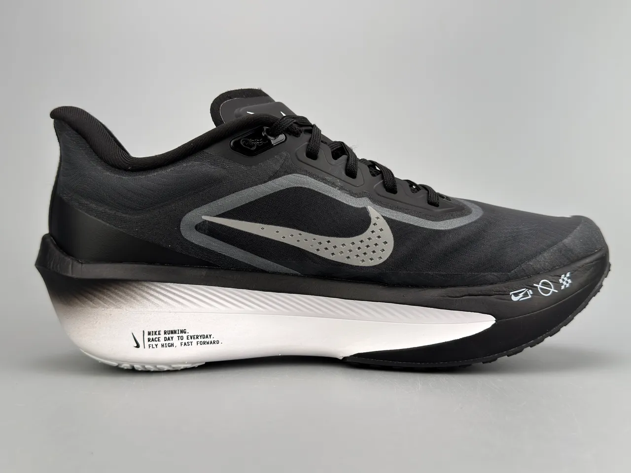 Nike Zapatillas de correr con silueta de carreras en negro y gris con malla perforada en el empeine 10