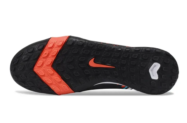 Nike أحذية كرة القدم باللون الأسود والبرتقالي مع upper من التنجيل وكعب turf 6