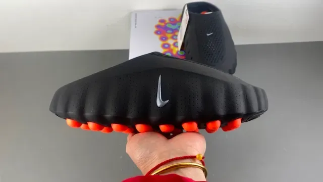 Nike 黑色橙色 透气鞋面 无鞋带 运动鞋 2