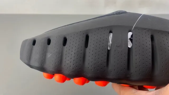 Nike 黑色橙色 透气鞋面 无鞋带 运动鞋 3