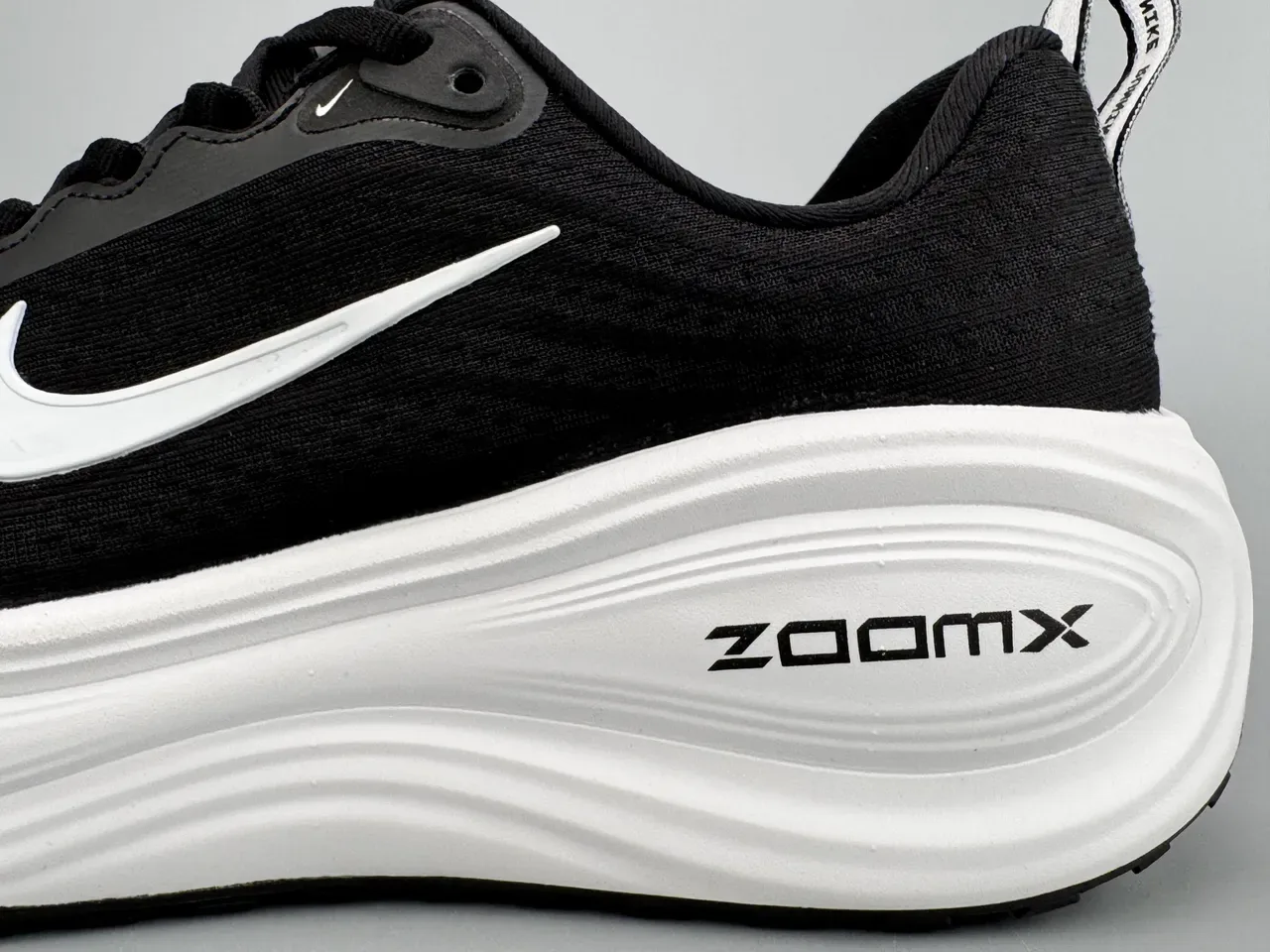 Nike Black White Engineered Mesh Upper Sculpted ZoomX Midsole Running Shoes 7