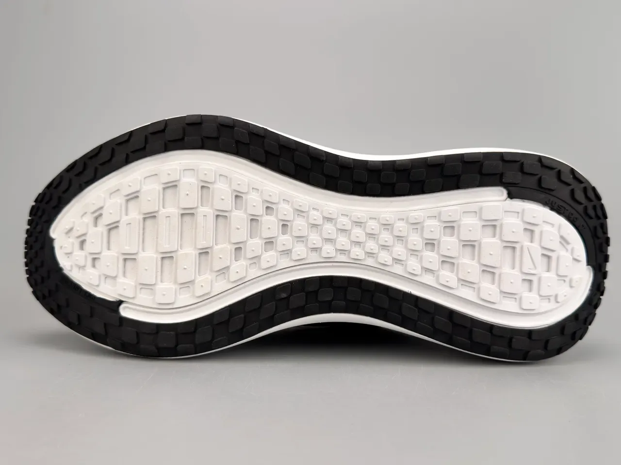 Nike Black White Engineered Mesh Upper Sculpted ZoomX Midsole Running Shoes 8