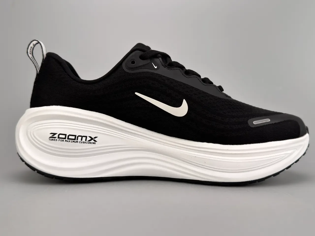 Nike Black White Engineered Mesh Upper Sculpted ZoomX Midsole Running Shoes 10