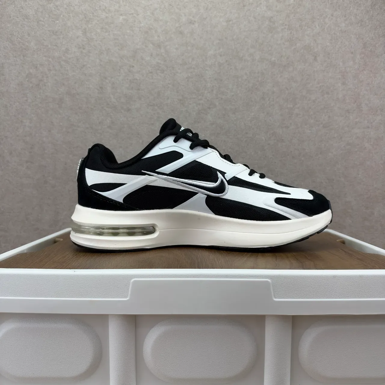 Nike Black White Layered Upper Visible Air Cushioning Lifestyle Sneakers 2