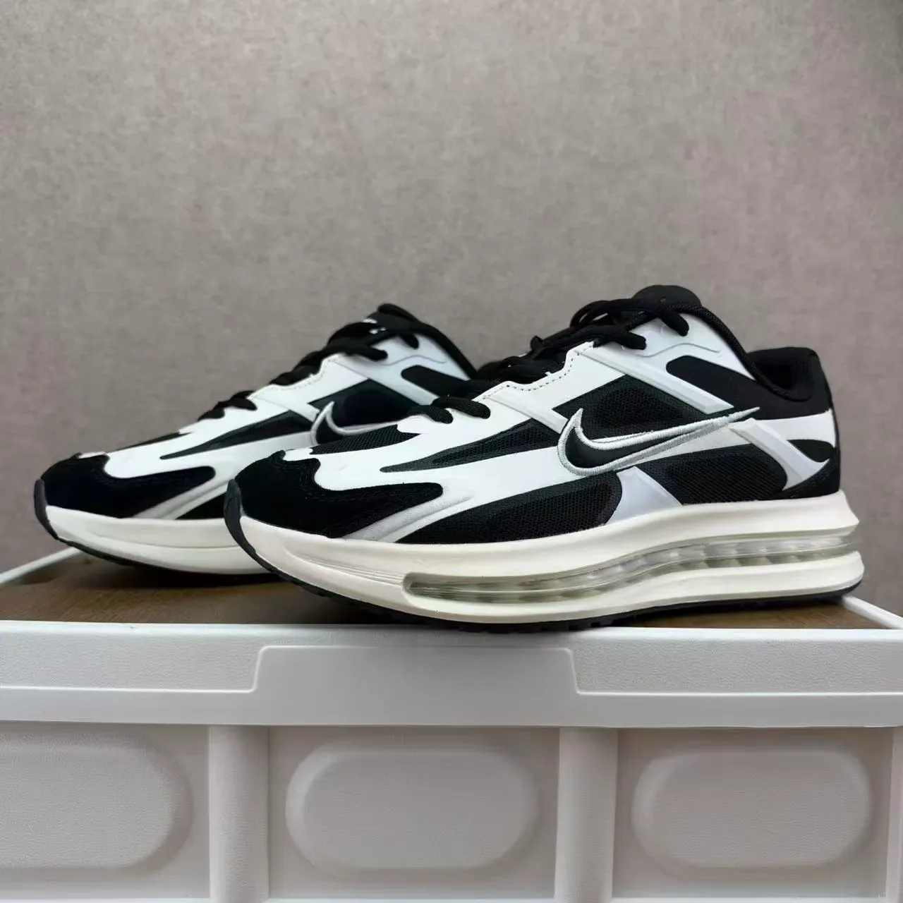 Nike Black White Layered Upper Visible Air Cushioning Lifestyle Sneakers 3
