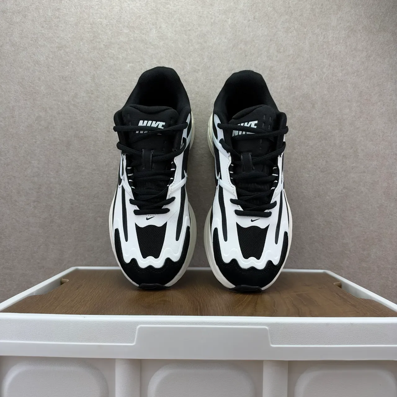 Nike Black White Layered Upper Visible Air Cushioning Lifestyle Sneakers 4