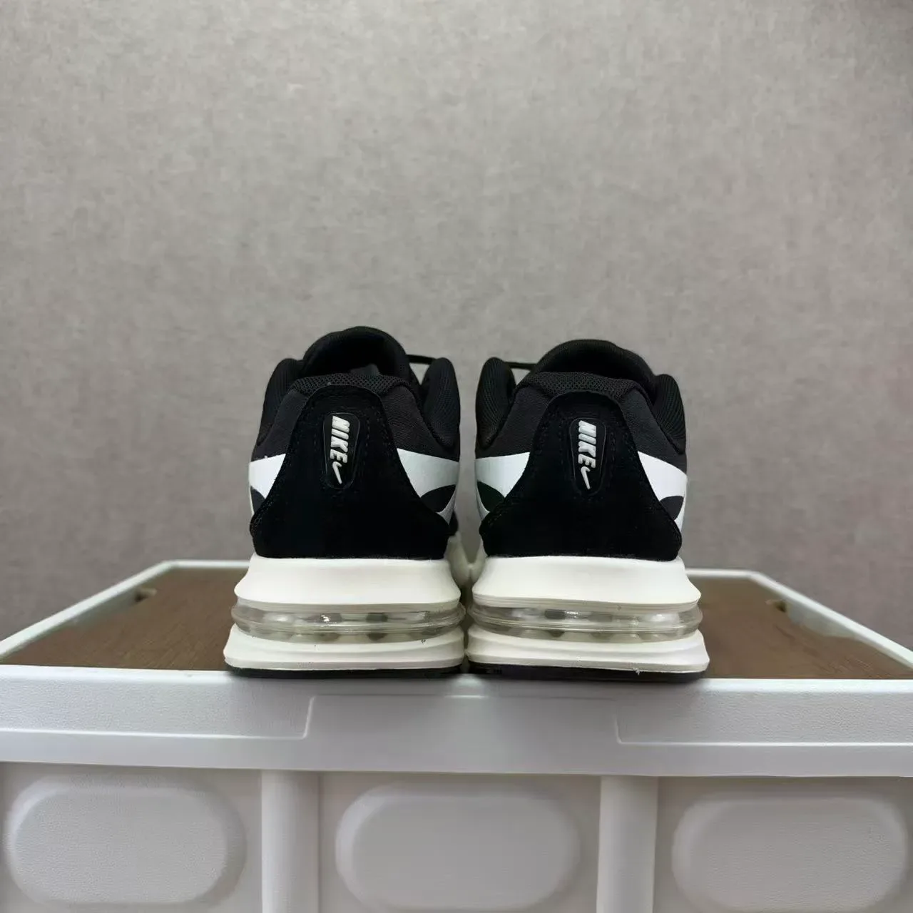 Nike Black White Layered Upper Visible Air Cushioning Lifestyle Sneakers 5