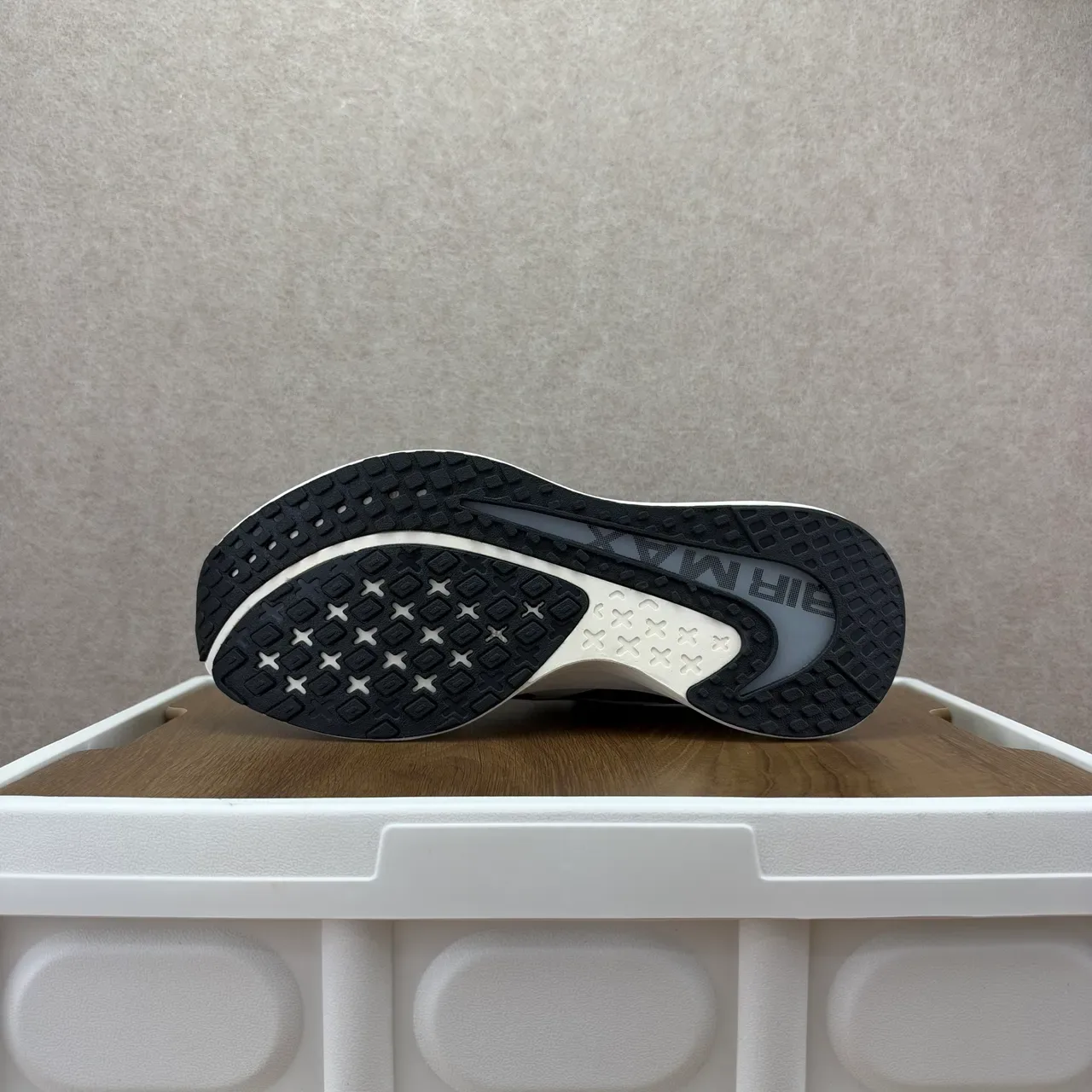 Nike Black White Layered Upper Visible Air Cushioning Lifestyle Sneakers 6