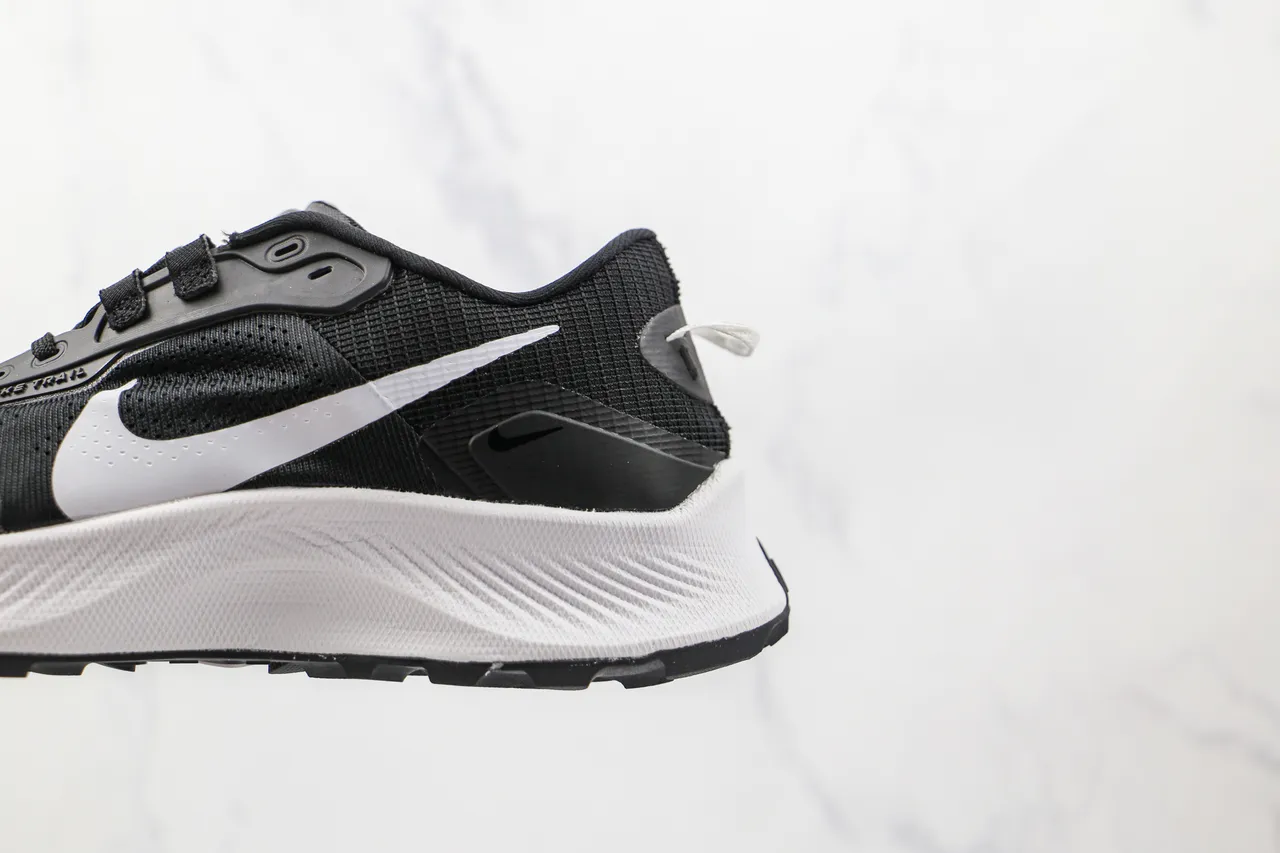 Nike Black White Mesh Upper Sculpted Midsole Running Shoes 4