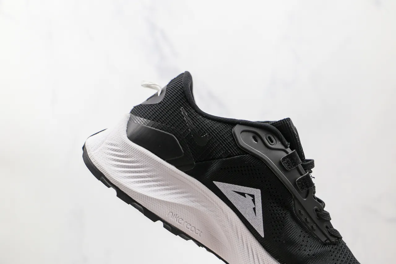 Nike Black White Mesh Upper Sculpted Midsole Running Shoes 6