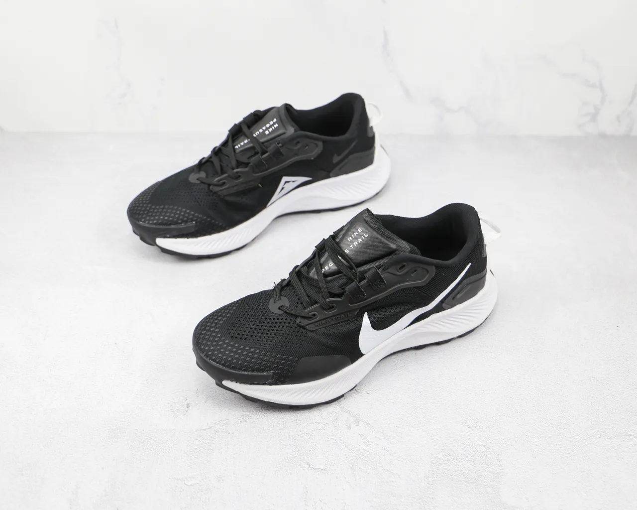 Nike Black White Mesh Upper Sculpted Midsole Running Shoes 7