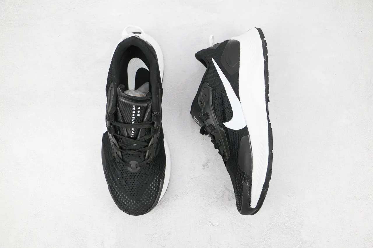 Nike Black White Mesh Upper Sculpted Midsole Running Shoes 8
