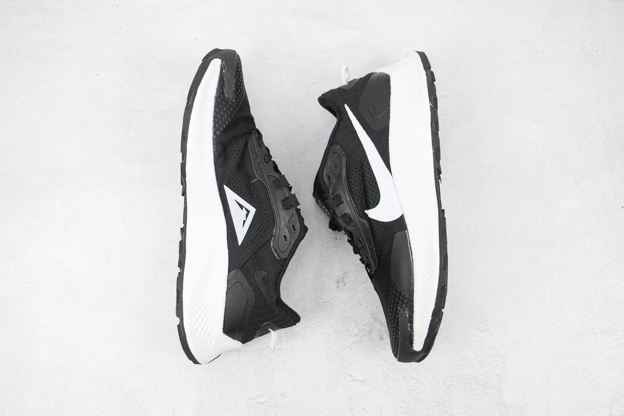 Nike Black White Mesh Upper Sculpted Midsole Running Shoes 9