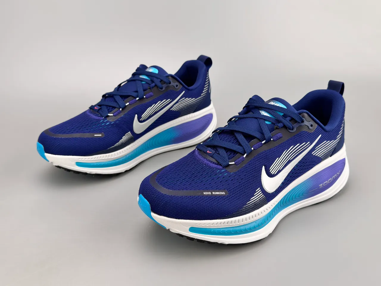 Nike Chaussures de running avec upper en knit ingénierie bleu et violet, motif ondulé sur la semelle ZoomX 5