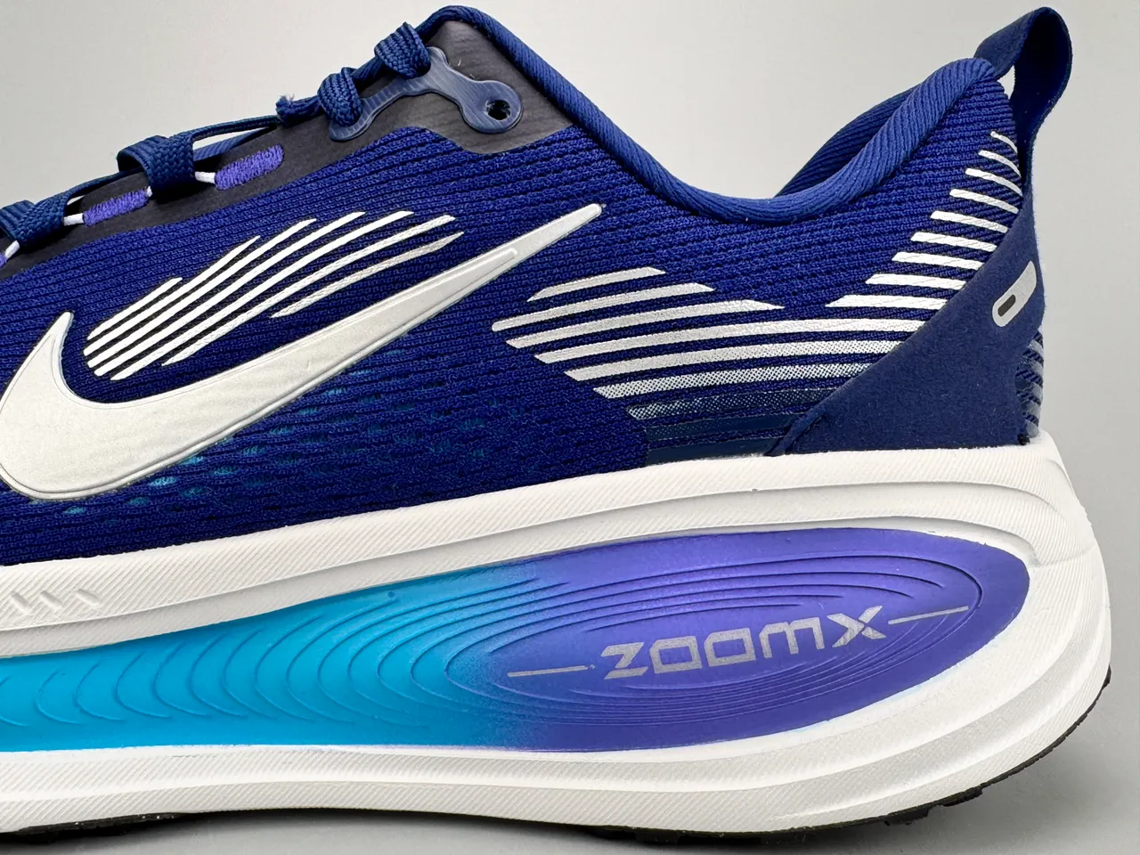 Nike Chaussures de running avec upper en knit ingénierie bleu et violet, motif ondulé sur la semelle ZoomX 7