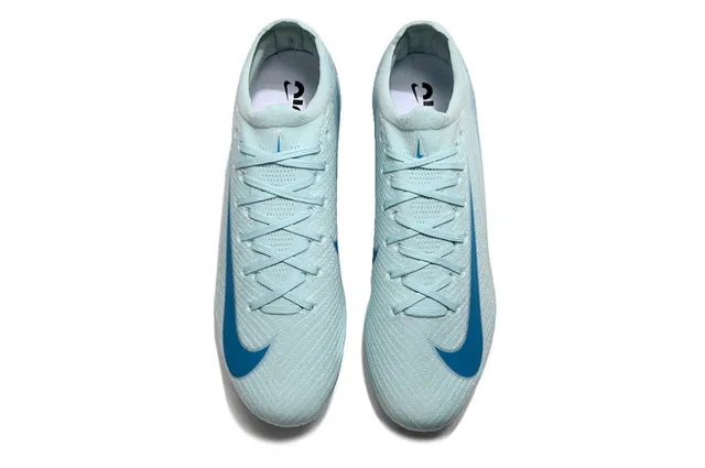 Nike Chaussures de football à tige basse, ajustement chaussette, upper en mesh ingénierisé au style Flyknit-Style, bleu transparent, pour surface ferme 2