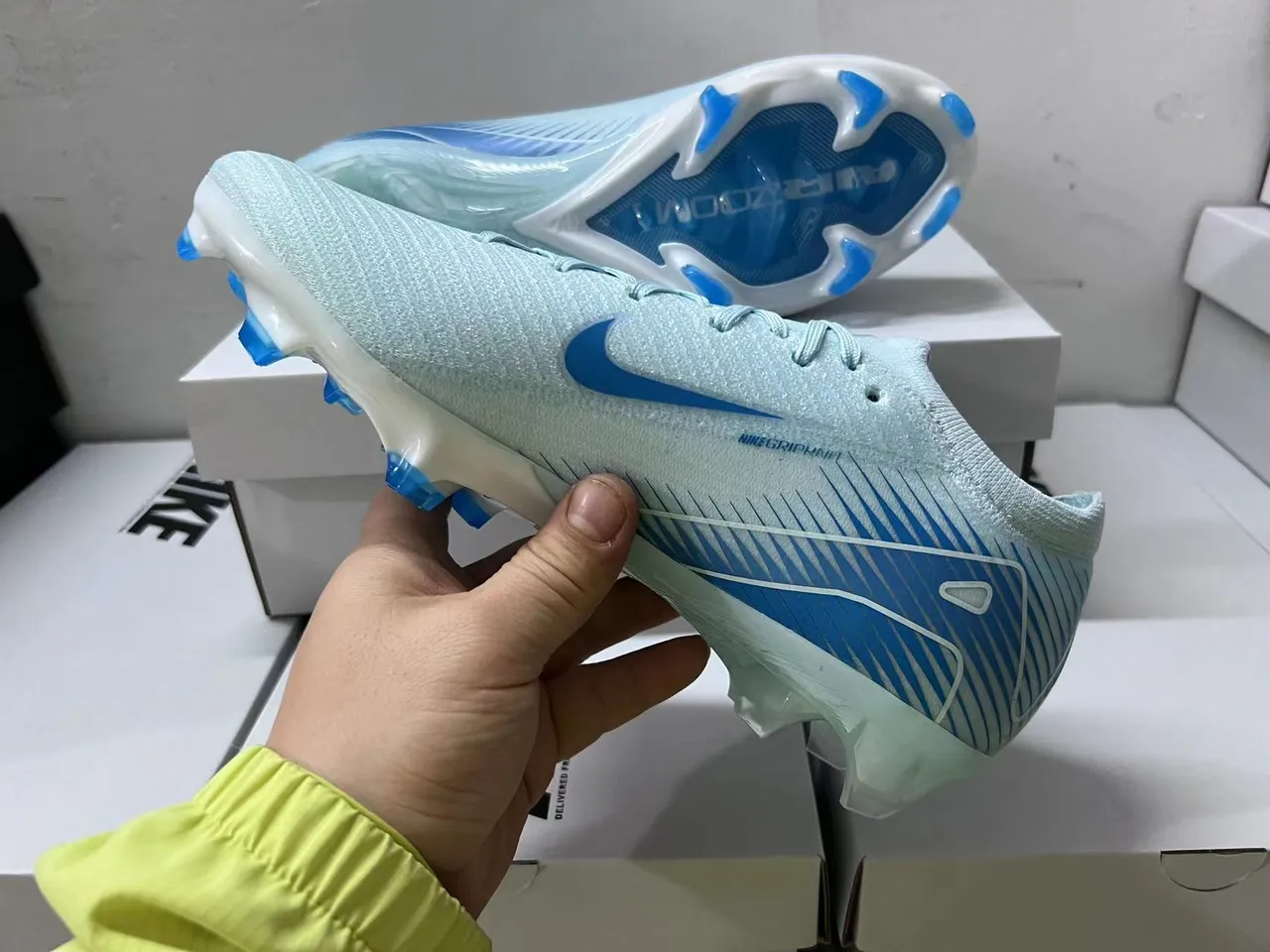 Nike Chaussures de football à tige basse, ajustement chaussette, upper en mesh ingénierisé au style Flyknit-Style, bleu transparent, pour surface ferme 9