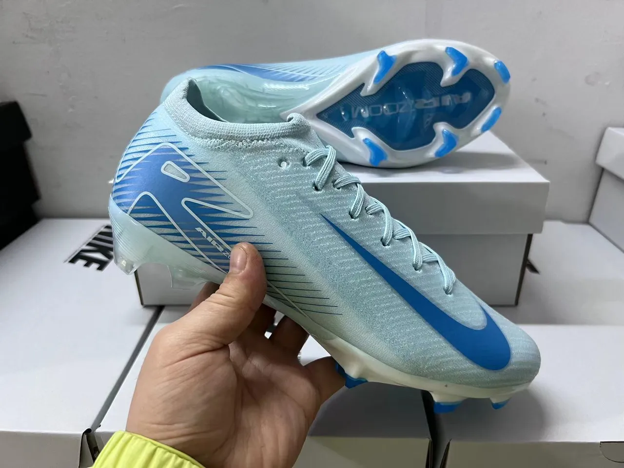 Nike Chaussures de football à tige basse, ajustement chaussette, upper en mesh ingénierisé au style Flyknit-Style, bleu transparent, pour surface ferme 10