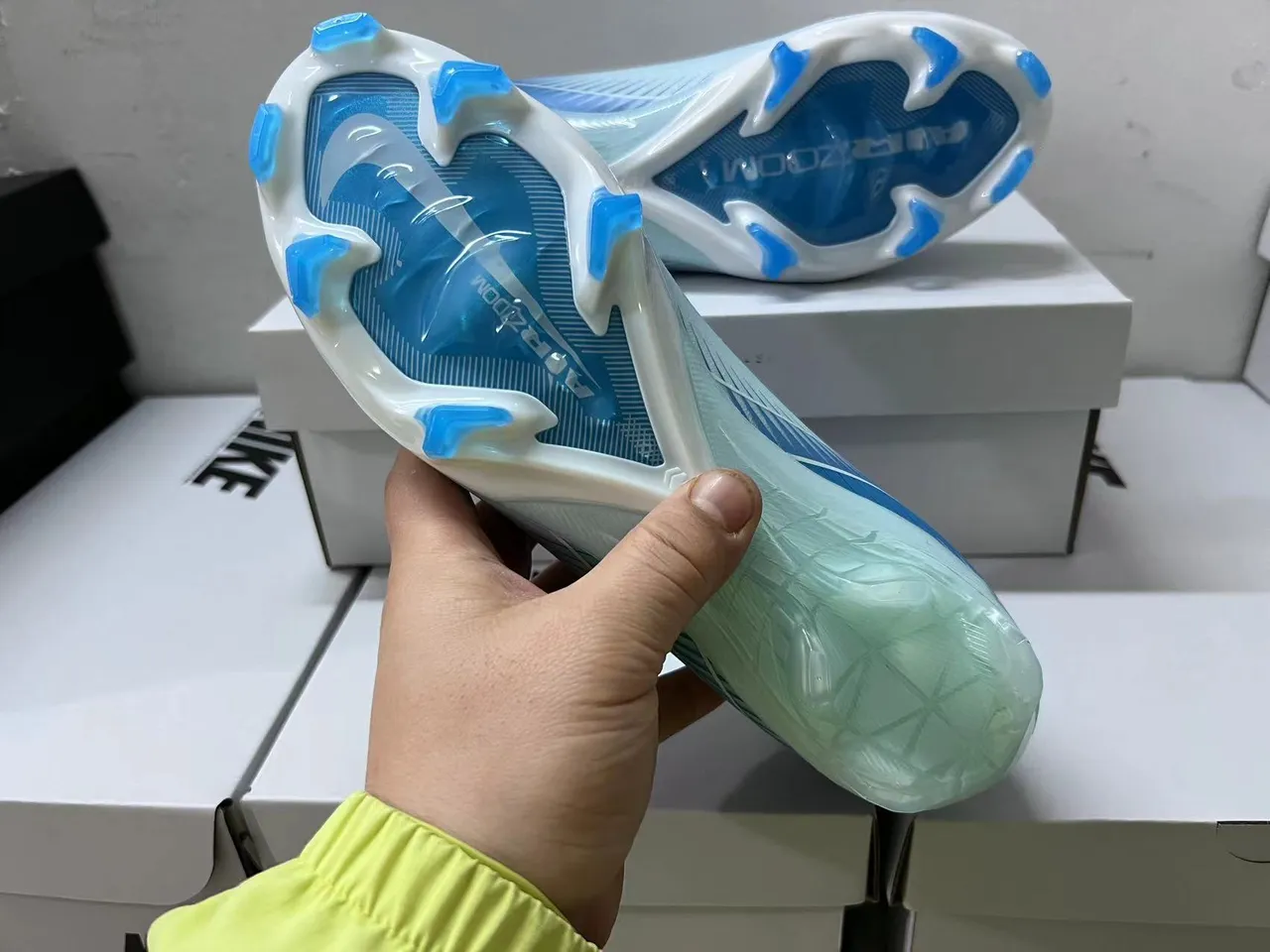 Nike Chaussures de football à tige basse, ajustement chaussette, upper en mesh ingénierisé au style Flyknit-Style, bleu transparent, pour surface ferme 11