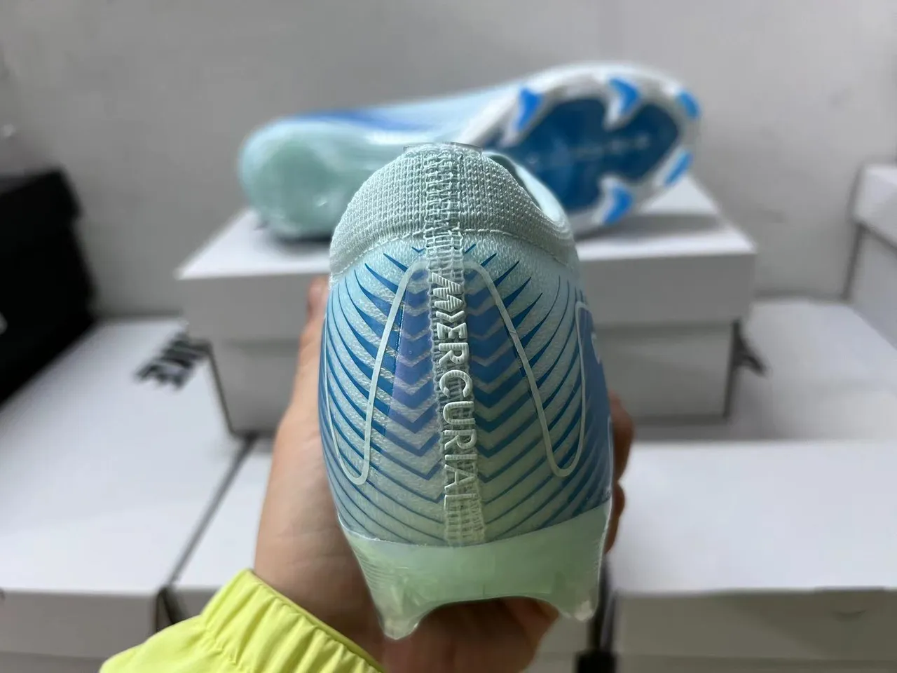 Nike Chaussures de football à tige basse, ajustement chaussette, upper en mesh ingénierisé au style Flyknit-Style, bleu transparent, pour surface ferme 12