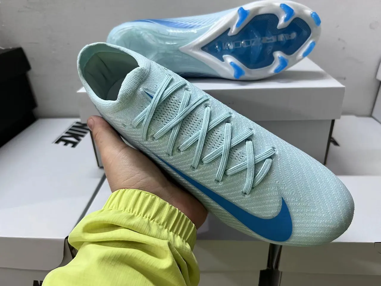Nike Chaussures de football à tige basse, ajustement chaussette, upper en mesh ingénierisé au style Flyknit-Style, bleu transparent, pour surface ferme 13