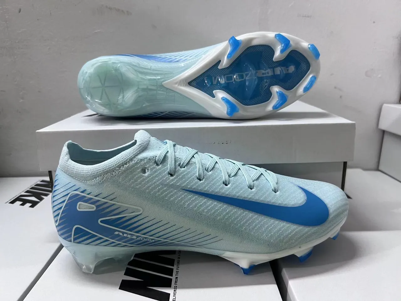 Nike Chaussures de football à tige basse, ajustement chaussette, upper en mesh ingénierisé au style Flyknit-Style, bleu transparent, pour surface ferme 14