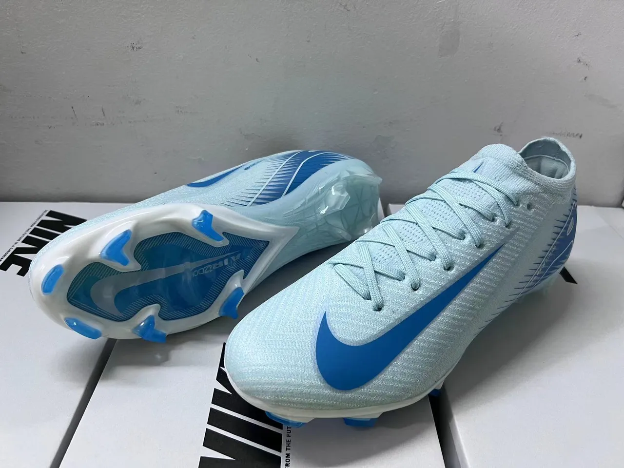 Nike Chaussures de football à tige basse, ajustement chaussette, upper en mesh ingénierisé au style Flyknit-Style, bleu transparent, pour surface ferme 16