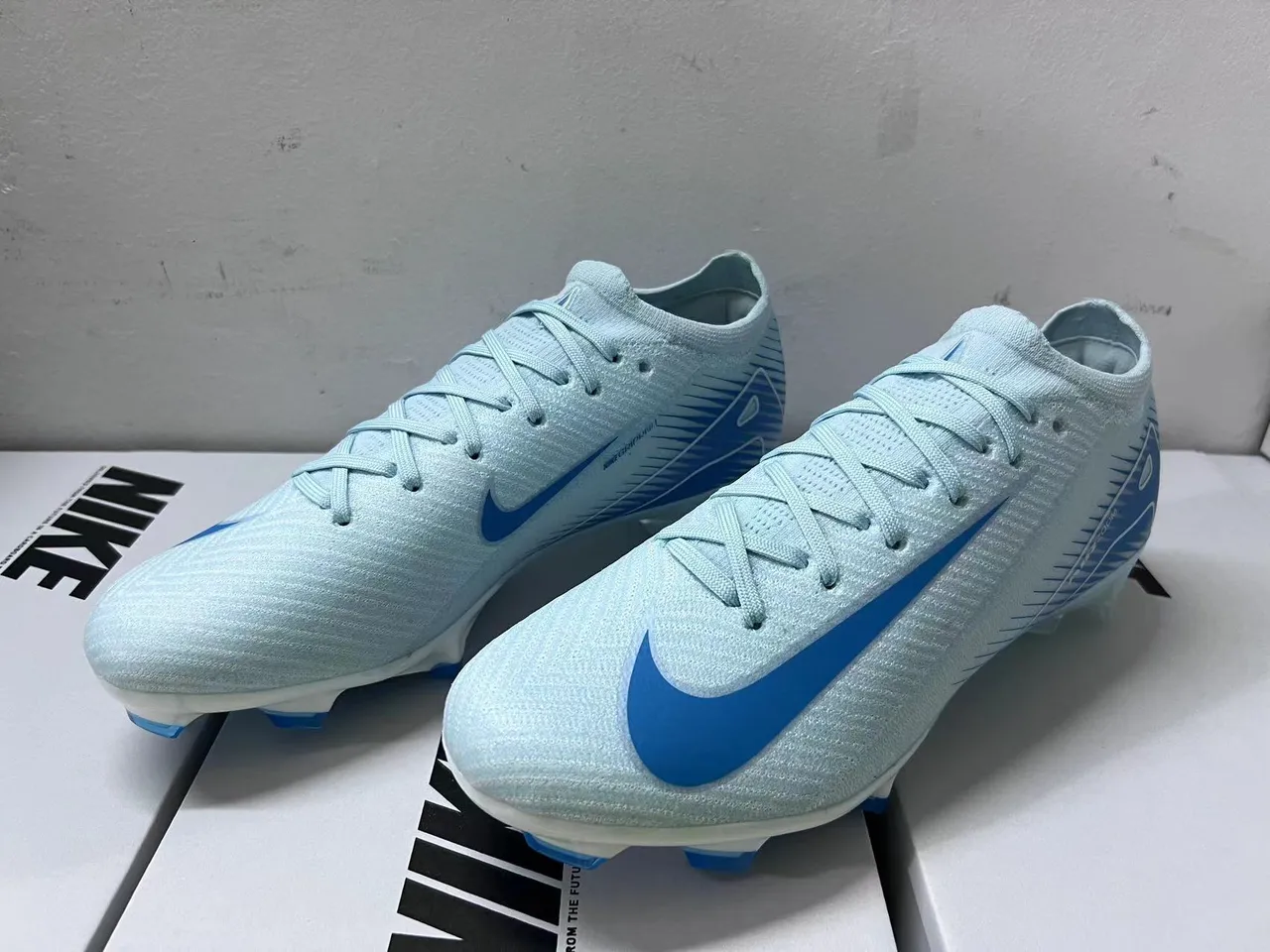 Nike Chaussures de football à tige basse, ajustement chaussette, upper en mesh ingénierisé au style Flyknit-Style, bleu transparent, pour surface ferme 17