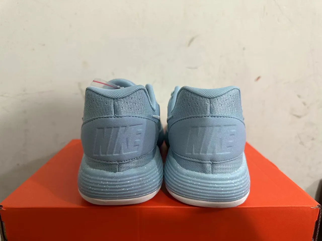 Nike Blue White Knit Upper Ribbed Midsole Basketball Shoes 2