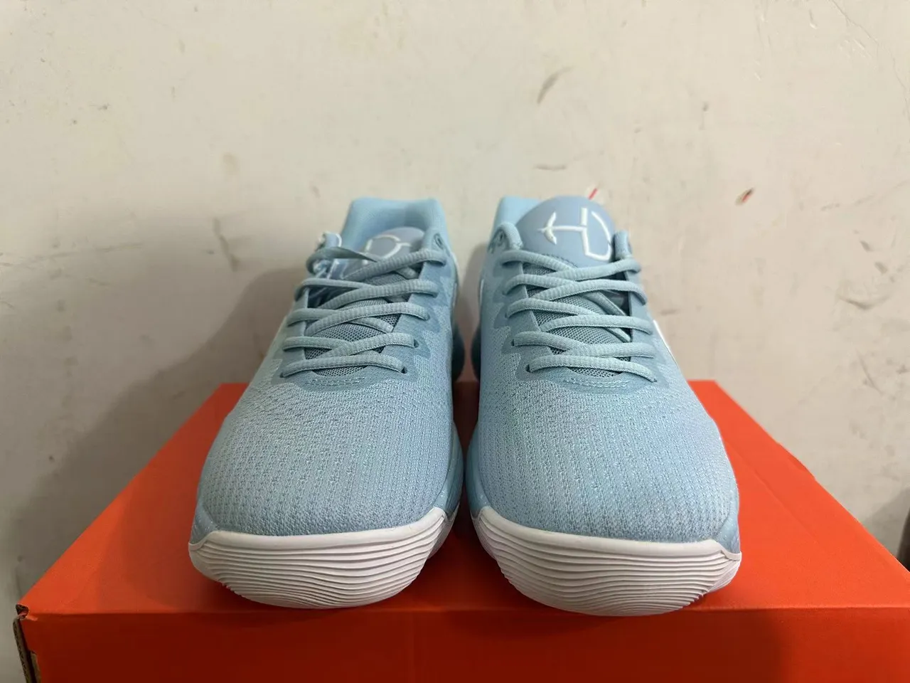 Nike Blue White Knit Upper Ribbed Midsole Basketball Shoes 3