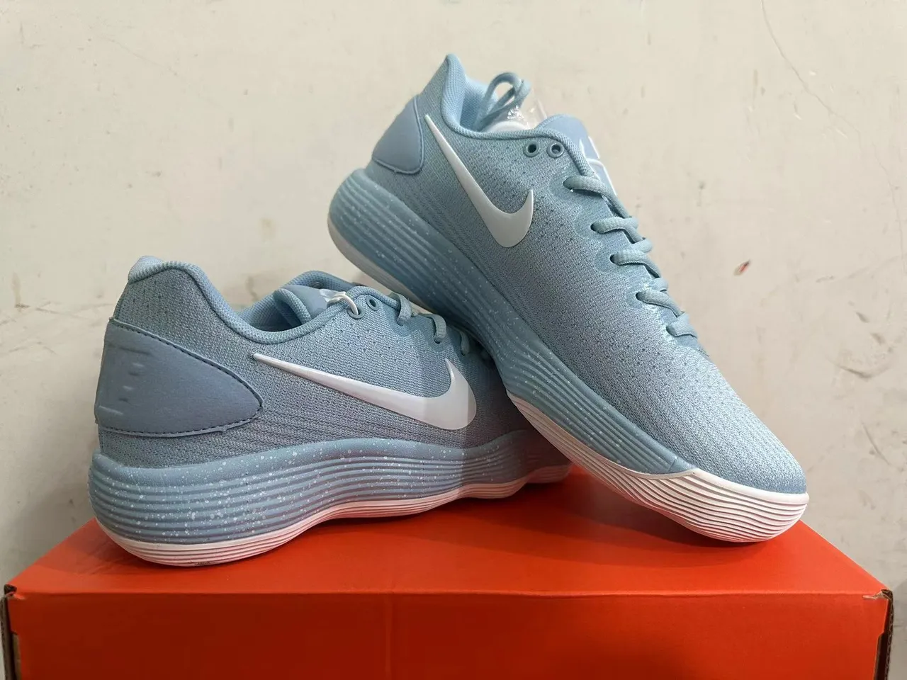 Nike Blue White Knit Upper Ribbed Midsole Basketball Shoes 5