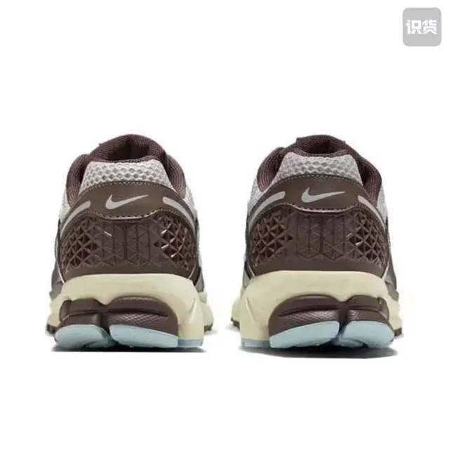 Nike Tênis de corrida marrom bege com camada sintética estilo cage superior de malha aberta 5