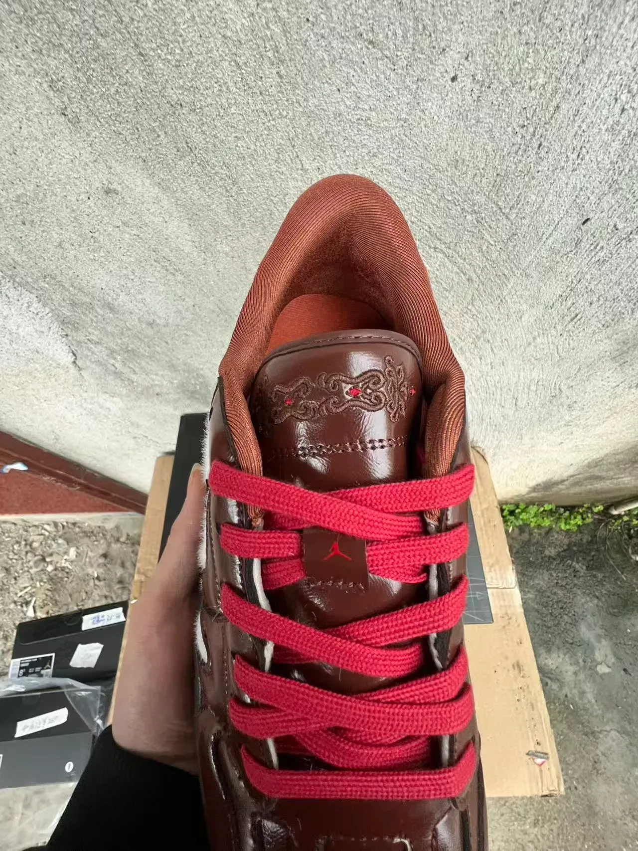 Nike Zapatillas Low-Top de Cuero Patentado Marrón y Shearling Blanco 4