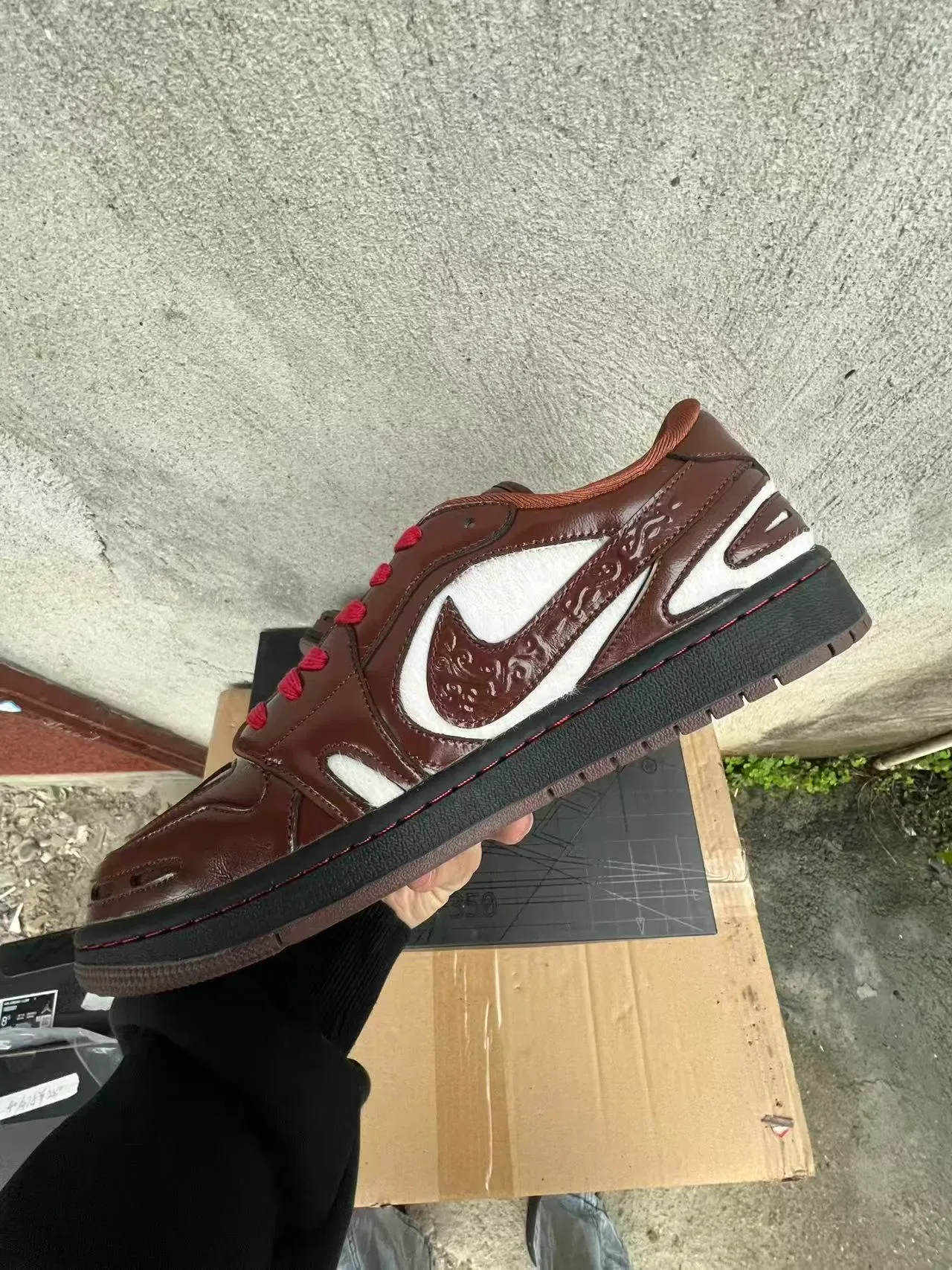 Nike Zapatillas Low-Top de Cuero Patentado Marrón y Shearling Blanco 5