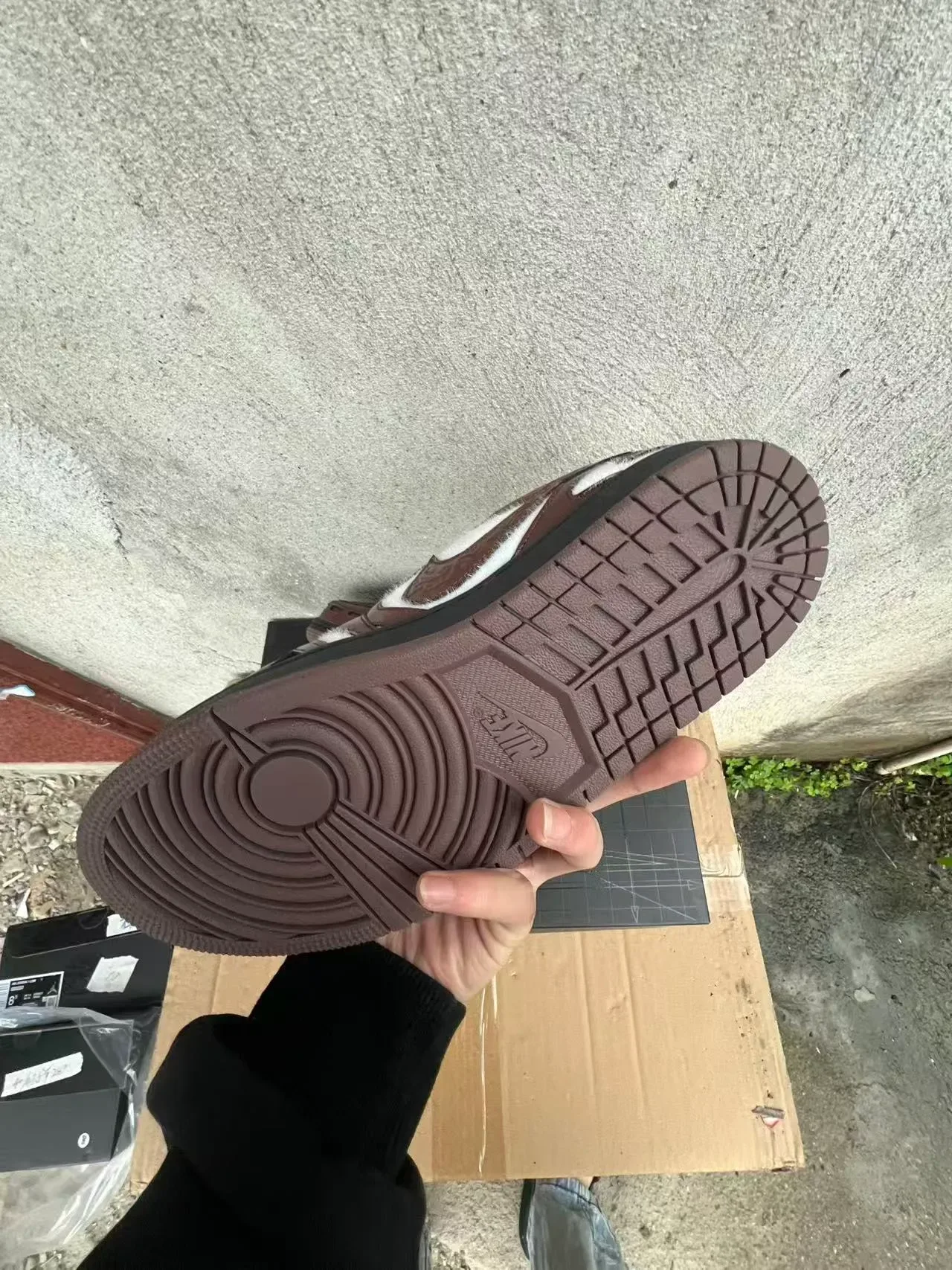 Nike Zapatillas Low-Top de Cuero Patentado Marrón y Shearling Blanco 6