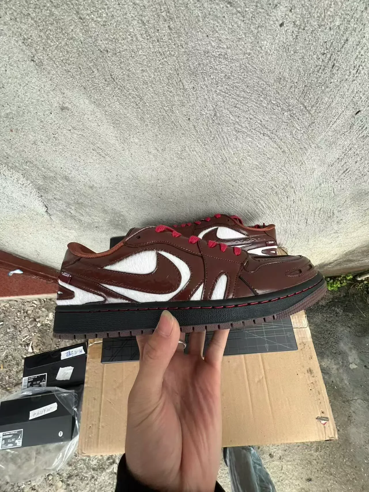 Nike Zapatillas Low-Top de Cuero Patentado Marrón y Shearling Blanco 7