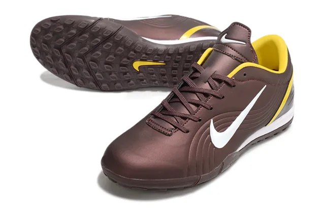 Nike Marrón Amarillo Zapatos de fútbol indoor de corte bajo con parte superior sintética y paneles texturizados con ribete 3